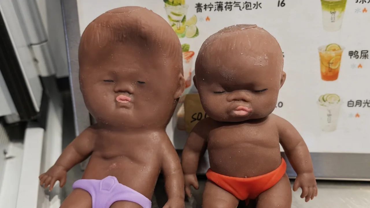 El Juguete Racista de China que Solo Golpean si es Negro