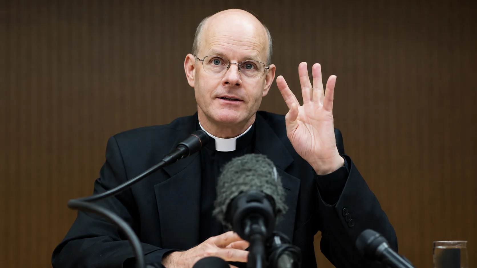 Sacerdote Y OVNIs: La Teoría Que Generó Debate